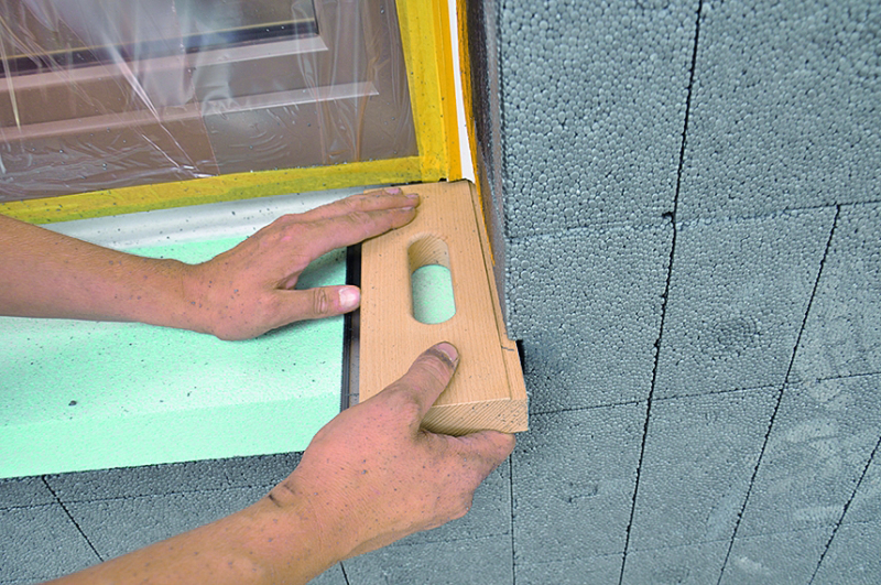 Einbau von Fensterbänken ins WDVS Bauhandwerk