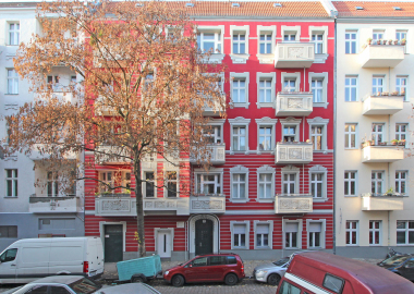 Echter Stuck oder gemalt: Von weitem lässt sich das bei dieser Fassade an einem Gründerzeithaus in der Berliner Tellstraße 13 nicht entscheiden Foto: Thomas Wieckhorst