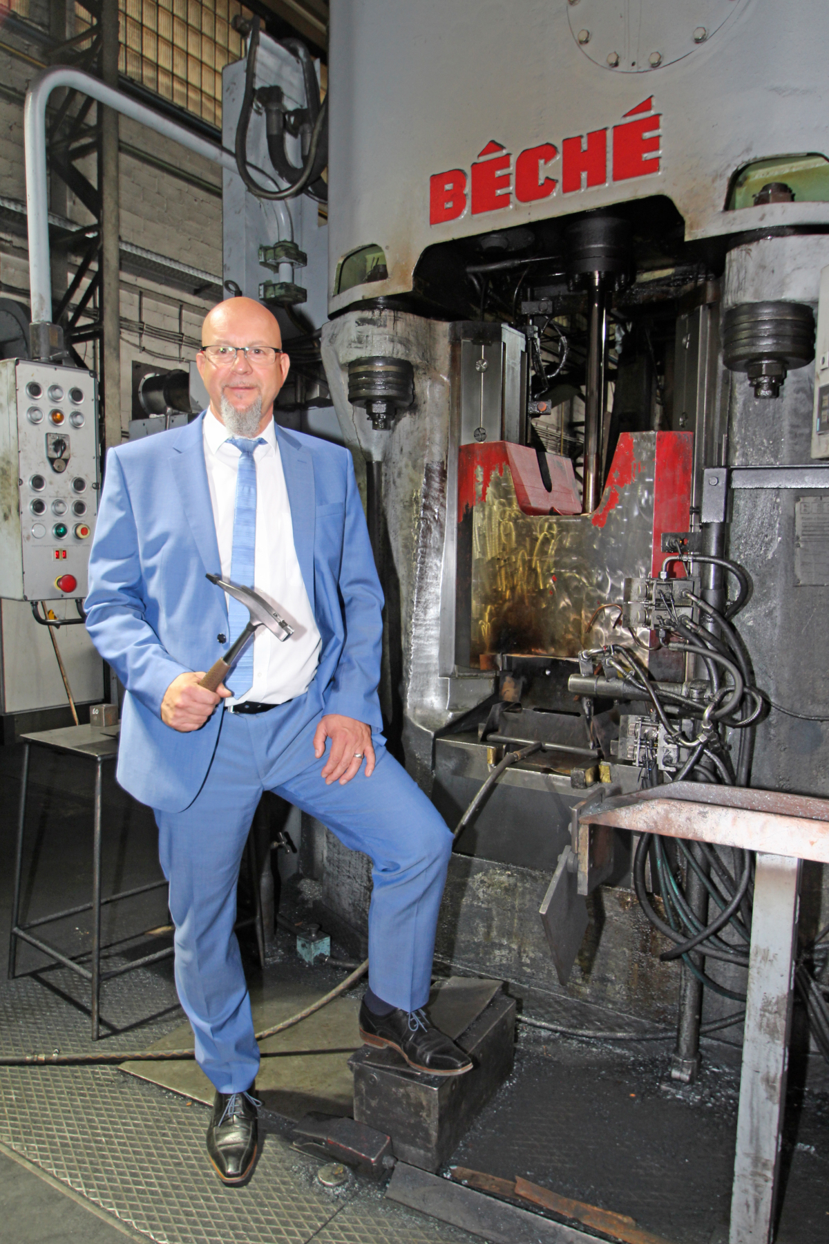 Frank Simon, Geschäftsführer der Picard GmbH, vor einem der riesigen Schmiedehämmer, mit denen die Hammerköpfe produziert werden