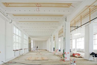 Im Görzwerk in Berlin dübelten die Handwerker an den Deckenfeldern zwischen den Unterzügen eine Unterkonstruktion aus Dachlatten zur Befestigung der Holzwolle-Akustikplatten Fotos: Knauf AMF