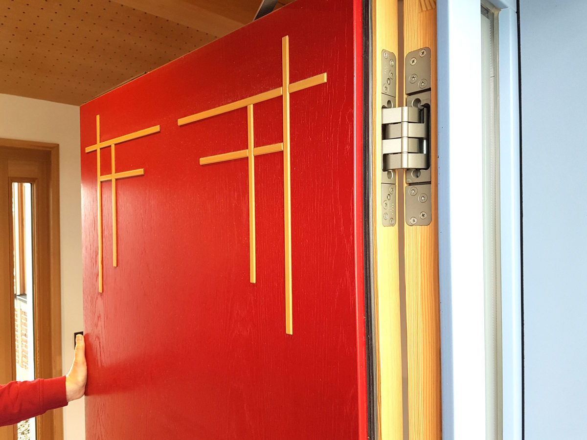 Berliner Türen, aufwendig verzierte, schwere Türen aus Eiche, gehören zu den Spezialitäten der Tischlerei Holtkamp