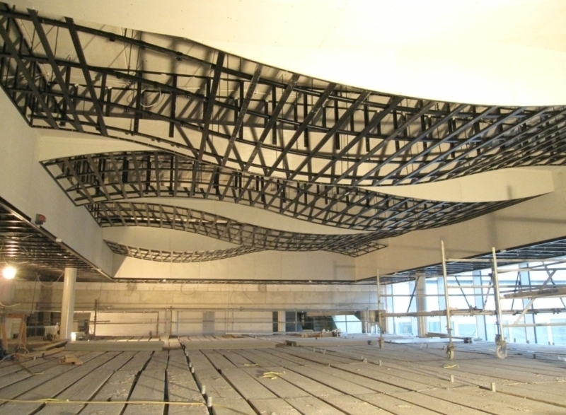 Schwungvolle decke decke aus gewölbten zementbauplatten für das ...