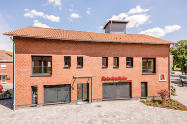 In der ehemaligen Brennerei Pott-Hartwig in Rheda-Wiedenbrück befindet sich heute im Erdgeschoss eine Apotheke und im Obergeschoss zwei Wohnungen. Im Hintergrund der Ziegelneubau des Ärztehauses