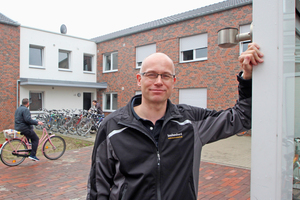  Thomas Wieckhorst, Chefredakteur der bauhandwerk, vor der massiv erbauten Flüchtlingsunterkunft „Fürstenkempe“ in Ahaus (ab Seite 17) Foto: Thomas Schwarzmann Kontakt: 05241/801040, thomas.wieckhorst@bauverlag.de 