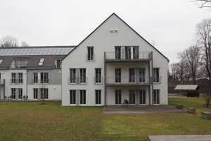  Ehemaliges Mannschaftsgebäude mit vorgeständerten Balkonen 