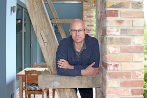  Thomas Wieckhorst, Chefredakteur der bauhandwerk, vor der Passivhaus-Remise auf Jückemöllers Hof in Steinhangen (ab Seite 24) Foto: Thomas Schwarzmann Kontakt: 05241/801040, thomas.wieckhorst@bauverlag.de 