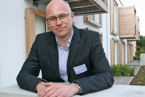  Thomas Wieckhorst, Chefredakteur der bauhandwerk, vor einem der beiden auf den energetischen Standard eines Effizienzhauses Plus modernisierten Altbauten in Neu-Ulm Foto: Klaus Siegele Kontakt: 05241/801040, thomas.wieckhorst@bauverlag.de 