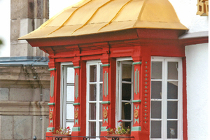  Goldenes Vordach. Solche und ähnliche Teile an der Fassade können auch mit Kupfer/Bronze und „Grünspan“-Lasur behandelt zu werden Fotos: Hans Jürgen Ronicke 