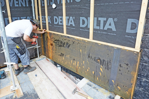  Montage der Kortenstahlplatten am Sockel 