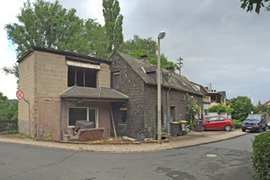  Das Kottenheimer Grubenarbeiterhaus vor dem Umbau. Links im Bild die Bimssteinerweiterung und rechts das Basalthaus 