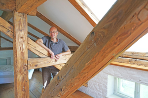  Thomas Wieckhorst, Chefredakteur der bauhandwerk, im Dachgeschoss einer zur Ferienwohnung umgebauten Scheune am Chiemsee Foto: Gonni Engel Kontakt: 05241/801040, thomas.wieckhorst@bauverlag.de 