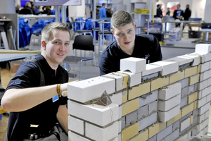  Die besten Maurer Deutschlands trainieren am „Treffpunkt Handwerk“ auf der BAU. Sie üben für die internationalen Berufsweltmeisterschaften in Abu Dhabi 2017 