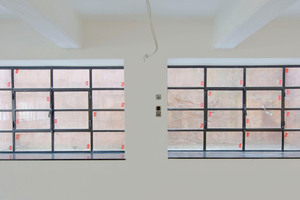  Kellerfenster an der Westseite des Gebäudes: das rechts Fenster ist historisch, das linke ein kompletter Neubau, für das auch eine neue Maueröffnung geschaffen wurde 
