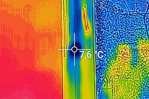  Die Dichtung dieses Fensters ist spröde geworden und an einer Stelle komplett weggebröselt. Kalte Außenluft kann ungehindert einströmen Foto: Thomas Schwarzmann 