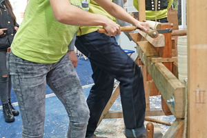  Vorführung der Arbeit mit der Wippdrechselbank auf dem Stand der Jugendbauhütten 