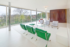  Nach Abschluss der Sanierungsarbeiten im März 2012 kann man auch im Inneren des Hauses die luxuriöse und großzügige Architektur von Ludwig Mies van der Rohe wieder erleben 