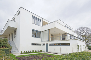 Zum Garten hin präsentiert sich das von Ludwig Mies van der Rohe entworfene Haus Tugendhat im tschechischen Brno (ehemals Brünn) aufgrund der Hanglage mit seinen insgesamt drei Geschossen Fotos: Rako 