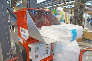  Die Mineralwolle Knauf Insulation Supafil wandert in die Einblasmaschine der Firma X-Floc hinein 