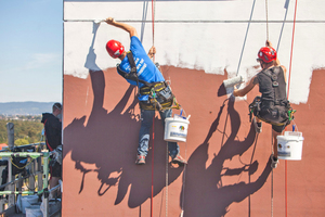  Das Team um Malermeister Sebastian Krippl reinigte den Untergrund und beschichtete die Fassade mit weißer Farbe 