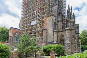  Stadt und Kirchengemeinde entschieden sich dafür, das ausgebrannte Kirchenschiff nicht wieder aufzubauen. Ein großer Teil der Mauern wurde nach dem Krieg gesprengt Fotos: tubag, Kruft 