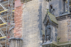  Links: Für das Sichtmauerwerk wurde ursprünglich ein gelblicher Ziegel verwendet, im Inneren wurde ein rötlicher Ziegel verbaut (links im Bild) 