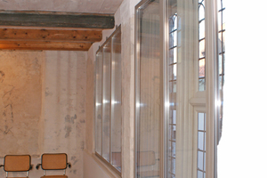  Im Winter werden vor die historischen Sprossenfenster Glasscheiben in sehr schmalen Metallrahmen gesetzt 