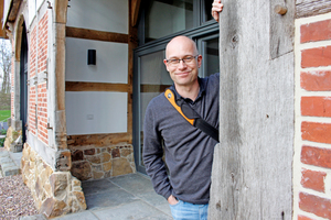  Thomas Wieckhorst, Chefredakteur der bauhandwerk, vor dem zum Wohnhaus umgebauten Schafstall in Gütersloh (ab Seite 6) Foto: Thomas Spooren Kontakt: 05241/801040, thomas.wieckhorst@bauverlag.de 