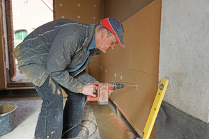  Umnutzung Stall zu Wohnhaus Halle (Westfalen) mit Lehmputz und Holzfaserdämmplatten. Dämmstoffdübel Löcher bohren 