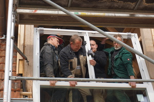  Hier wird gerade ein neues Dachfenster in die neu gebaute Gaube im Dachgeschoss hinein gehoben 