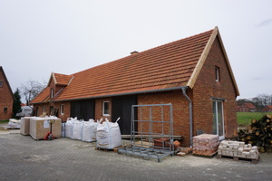  Der Hof der Familie Scheer in Halle (Westfalen) wird zur Zeit zum Wohnhaus umgebaut. Im Erdgeschoss werden die Innenwände mit Holzfaserplatten gedämmt und mit Lehm verputzt Foto: Stephan Thomas 