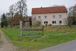  Im Vorderhaus (rechts, hell gestrichen) wohnen die Scheers zur Zeit noch auf 300 m². Das Haus soll bald vermietet werden 