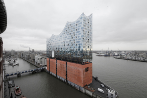  Das Dach der Hamburger Elbphilharmonie nimmt das Motiv der Welle auf 