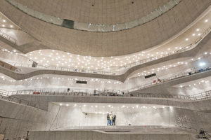  Rechts: Großer Saal nach Abschluss der Plattenmontage Foto: Johannes Arlt 