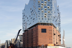  Westansicht: Der Neubau der Hamburger Elbphilharmonie nach Plänen des Architekturbüros Herzog & de Meuron steht auf dem Backsteinsockel des ehemaligen Kaispeichers A 