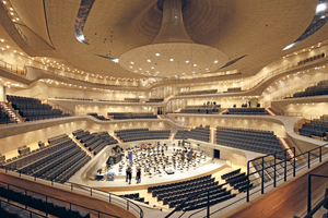  Ein spektakuläres Klangerlebnis bietet der ?Große Saal? in der zu Beginn dieses Jahres eröffneten Hamburger Elbphilharmonie Fotos: Benedikt Kraft / DBZ 