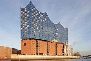  Der nach Plänen des Architekturbüros Herzog & de Meuron zu Beginn dieses Jahres in Hamburg eröffneten Elbphilharmonie dient der Mitte der 1960er Jahre errichtete Kaispeicher A als Sockelbau Foto: Benedikt Kraft 