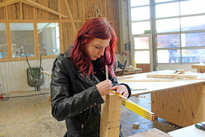  Alessa Wallacher macht in ihrem Ausbildungsbetrieb zur Zeit vor allem Trockenbau. Am Handwerksbildungszentrum Brackwede arbeitet sie in der Zimmererwerkstatt mit ihrem Lieblingswerkstoff Holz 