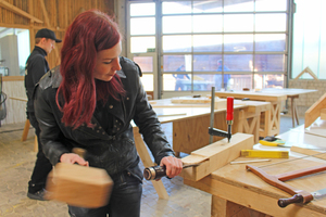  Alessa Wallacher mit Stecheisen und Klopfholz in der Zimmererwerkstatt des Handwerksbildungszentrums Brackwede 