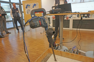  Dieser 5 kg-Hammer ist mit Sensoren bestückt, um die Beanspruchung der einzelnen Komponenten messen zu können Text und Fotos: Thomas Schwarzmann 