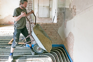  3 Terrazzo aus Lehm Arnstadt Einbringen der Lehm-Terrazzomasse mit der Schubkarre Foto Jan Kobel 