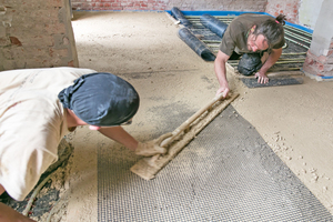  4 Terrazzo aus Lehm Arnstadt In die nasse Oberfläche der Grundlage wird ein starkes engmaschiges Glasgittergewebe eingelegt Claytec Foto Jan Kobel 