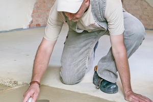  5 Terrazzo aus Lehm Arnstadt Die Decklage wird mit einem Glätter mit besonders dünner Arbeitsfläche abgezogen ... Claytec Foto Jan Kobel 