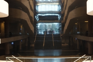  Nach dem Haupteingang sieht man sich einer mehrere Geschosse hohen Wand aus spiegelndem schwarzem Corian-Acrylstein gegenüber 