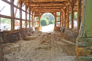  Blick in eine der beiden Deelendurchfahrten zu Beginn der Sanierungsarbeiten ehemalige Schafstall in Gütersloh vor der Sanierung und Umbau zum Wohnhaus Spooren Architekten 