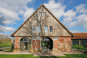  Charakteristisch für die einstige Nutzung des zum Wohnhaus umgebauten Schafstalls sind die doppelte Deelendurchfahrt und der hohe Natursteinsockel Foto Thomas Wieckhorst 