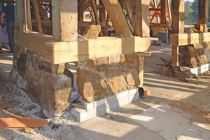  Den Natursteinsockel mauerten die Handwerker auf Porenbetonsteinen auf ehemalige Schafstall in Gütersloh vor der Sanierung und Umbau zum Wohnhaus Spooren Architekten 