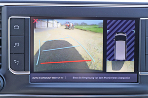  Die optionale Rückfahrkamera ist gerade bei der geschlossenen Laderaumtrennwand empfehlenswert ? das Bild wird auf dem gut zu bedienenden Touchscreen angezeigt 