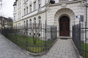  Kaiser-Ludwig-Platz-rekonstruierte-einfriedung 