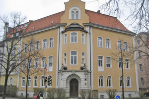  Kaiser-Ludwig-Platz 1: Zustand vor der Sanierung Fotos: Pro Bau 