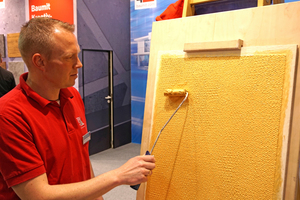  Mirko Roßmann, Vorführmeister bei der Firma Baumit, bringt eine Goldfarbe auf eine Putzoberfläche auf, die er zuvor mit Hilfe einer Luftpolsterfolie strukturiert hat Fotos: Thomas Wieckhorst 